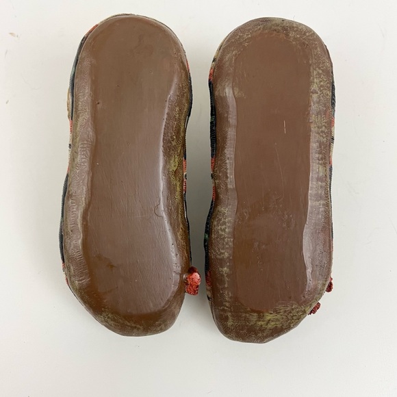 Southwestern Infant Decor Resin Moccasins - Picture 9 of 13